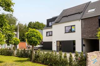 Te koop te Berlare!<br />Bent u op zoek naar een energiezuinige en instapklare nieuwbouwwoning? Dan is deze moderne woning zeker een bezoek waard!<br />Bij het betreden van de woning komt u terecht in een verzorgde inkomhal met apart gastentoilet. Verder beschikt het gelijkvloers over een praktische berging die eveneens perfect kan dienen als bureau- of hobbyruimte. De lichtrijke en ruime leefruimte vormt samen met de volledig geïnstalleerde open keuken het hart van de woning. Dankzij het grote schuifraam geniet u van een mooie verbinding met de tuin en het terras.<br />Op de eerste verdieping bevinden zich twee ruime slaapkamers, een comfortabele badkamer uitgerust met alle hedendaagse voorzieningen en een afzonderlijk toilet.<br />Achterste slaapkamer geeft toegang naar een prachtig terras.<br />De tweede verdieping biedt plaats aan een derde, zeer ruime slaapkamer en een extra zolderruimte die ideaal is als stockage- of bergruimte.<br />Achteraan het perceel zijn een autostaanplaats en een carport voorzien. Bovendien wordt aan de carport een buitenkraan geïnstalleerd, ideaal voor het reinigen van uw wagen.<br />De volgende werken worden nog afgewerkt door de bouwheer:<br />- Aanleg van grasmatten in de tuin;<br />- Plaatsing en afwerking van de carport;<br />De ligging vormt een absolute meerwaarde: op wandelafstand van het gezellige centrum van Berlare met zijn winkels, scholen en openbaar vervoer. Daarnaast bevinden de prachtige Gratiebossen zich vlakbij, ideaal voor natuurliefhebbers, wandelaars en fietsers.<br />Troeven:<br />- Mogelijkheid tot aankoop aan 6% BTW (onder voorwaarden)<br />- Energiezuinige nieuwbouwwoning<br />- 3 volwaardige slaapkamers<br />- Volledig geïnstalleerde open keuken<br />- Terras en tuin<br />- Carport en private autostaanplaats<br />- Aanwezigheid van zonnepanelen<br />Interesse? Contacteer collega Bernhard 0476 022 089 of bernhard@cornelis-goeman.be vandaag nog voor meer informatie of een bezoek ter plaatse!<br />* Verlaagd BTW-tarief van 6% mogelijk mits voldaan wordt aan de wettelijke voorwaarden.