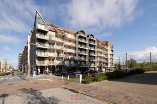 Bent u op zoek naar een appartement waar zee én duinen hand in hand gaan? Dan is dit uw kans! Dit appartement bevindt zich op een uiterst centrale locatie, middenin het hart van Nieuwpoort-Bad, en biedt u een uniek dubbel uitzicht: aan de ene kant de zee, aan de andere kant het weidse groen van de duinen.<br /><br />Dankzij de zuidwest oriëntatie geniet u hier van de zon tot in de late namiddag, en dat op het ruime terras waar het heerlijk toeven is voor wie graag buiten leeft. Voor de echte zonnekloppers is dit dan ook een echte voltreffer!<br /><br />Het appartement zelf telt 2 volwaardige slaapkamers, aangevuld met een handige slaaphoek, waardoor dit appartement ruimte biedt voor het volledige gezin of voor wie regelmatig bezoek krijgt. Bovendien wordt het appartement gemeubeld aangeboden, zodat u zich over een lastige verhuis geen zorgen hoeft te maken!<br /><br />Een appartement met een uniek uitzicht, alle zon die u zich maar kan wensen en een centrale ligging in Nieuwpoort-Bad. Binnenkort het uwe?!<br /><br />EPC: 199.