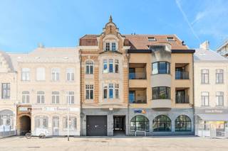 Exclusief Loft-appartement (300m²) met garage in Ieper centrum. In de Schotlandstraat, pal aan de sfeervolle Leet, bevindt zich residentie 'Leet en Loft'. Dit unieke appartement beslaat de volledige tweede verdieping en biedt een indrukwekkende bewoonbare oppervlakte. INDELING: Gelijkvloers: Ruime garagebox en handige privé berging.Verdiep +2: Riante inkomhal met apart toilet - Uitgestrekte en lichtrijke leefruime - Ingerichte keuken van alle nodige comfort - Berging - Master bedroom met aansluitende badkamer - Slaapkamer 2 met aansluitende badkamer - Technische ruimte - Apart toilet. ALGEMEEN: - Vloerverwarming + centrale verwarming op aardgas via condensatieketels. - Gunstig EPC B-label - Uniek appartement met een bewoonbare oppervlakte van 299m² - Toplocatie is Ieper centrum - Comfort van een ruime garage en doorrit- Gelijkvloerse berging in prijs inbegrepen.De AI-visualisatie is bedoeld als inspiratie. Er werd geen rekening gehouden met technische specificaties, stedenbouwkundige voorschriften of de concrete mogelijkheden tot realisatie.Bestuursmaatregelen in het maatregelenregister: in aanvraag