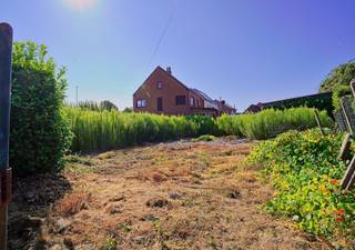 Deze bouwgrond is vrij van aannemer, voorzien van een zuid-gerichte tuinzone en heeft een oppervlakte van 404 m² groot. Hier kan u meer dan een volwaardige gezinswoning met een eventuele aparte garage bouwen. Deze bouwgrond is voorzien van oude goedgekeurde bouwvoorschriften wat u tal van voordelen geeft ten opzichte van een recente verkaveling! Verder kan u hier een woning bouwen met een gevelbreedte van 8 meter, een diepte van 10 meter, en dit ook op de eerste verdieping en een eventueel zadeldak. De garage kan achteraan op de perceelgrens voorzien worden en mag tot 4 meter breedte hebben. Winkels, scholen, openbaar vervoer en het stadscentrum zijn vlot bereikbaar, wat zorgt voor een aangename combinatie van wonen in het groen en dagelijkse voorzieningen dichtbij. Kortom voor de sneller beslisser! Bel of mail vandaag nog voor de voorschriften en het plan naar info@rosiersderidder.be of 052/41.41.94.<br /><br />Referentie: 5700