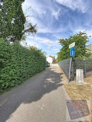 Bent u op zoek naar een eigendom waar u volledig uw eigen woonproject van kunt maken? Dan biedt deze woning met bouwgrond, gelegen aan de Salvatorstraat 29 in Hasselt, heel wat mogelijkheden.<br /><br />Gelegen in een rustige en residentiële buurt geniet u hier van een aangename woonomgeving met een vlotte verbinding naar het centrum van Hasselt. Scholen, winkels, openbaar vervoer en belangrijke invalswegen bevinden zich op korte afstand, waardoor deze locatie een ideale combinatie biedt van rust en bereikbaarheid.<br /><br />Op het perceel van 7a90ca bevindt zich momenteel een woning met een bewoonbare oppervlakte van 102 m² (volgens EPC). De woning beschikt over een EPC-label F en dient bijgevolg grondig gerenoveerd of gesloopt te worden, afhankelijk van uw plannen en wensen. Hierdoor vormt deze eigendom de ideale basis voor wie een totaalrenovatie wil realiseren of liever een volledig nieuwe woning bouwt op een mooi perceel.<br /><br />Indien gekozen wordt voor nieuwbouw, gelden volgende stedenbouwkundige richtlijnen. Om een ruime en kwalitatieve tuinzone te creëren, wordt gevraagd een minimale afstand van 10 meter ten opzichte van de linker perceelsgrens te behouden. De toegang tot het perceel en de oprit worden bij voorkeur aan de rechterzijde van de woning voorzien.<br /><br />Ten opzichte van de overige perceelsgrenzen dient steeds een minimale afstand van 5 meter gerespecteerd te worden. De maximale bouwdiepte bedraagt 17 meter op het gelijkvloers en 10 meter op de verdieping, wat voldoende mogelijkheden biedt voor het realiseren van een ruime gezinswoning.<br /><br /><strong>Interessant voor sloop en heropbouw</strong><br />Naast een totaalrenovatie biedt deze eigendom ook mogelijkheden voor afbraak en heropbouw. Onder bepaalde wettelijke voorwaarden kan hierbij het verlaagde btw-tarief van 6% in plaats van 21% van toepassing zijn, zowel voor particulieren als in bepaalde professionele situaties. Informeer steeds naar de voorwaarden die van toepassing zijn op uw specifieke situatie.<br /><br />Bent u op zoek naar een eigendom met renovatie- of nieuwbouwpotentieel op een gunstige locatie in Hasselt? Contacteer Meyers Vastgoed voor meer informatie of een bezoek ter plaatse.