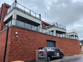 Deze stijlvolle loft op de eerste verdieping combineert ruimte, comfort en toegankelijkheid in een modern en kwalitatief afgewerkt geheel.<br /><br />Via de inkomhal met ingewerkte vestiaire betreedt u de lichtrijke open leefruimte, waar grote raampartijen zorgen voor een aangename sfeer en een overvloed aan natuurlijk licht. De volledig uitgeruste open keuken sluit naadloos aan op de leefruimte en vormt het hart van het appartement.<br /><br />Verder beschikt de loft over een uitzonderlijk ruime wasplaats, ideaal voor extra bergruimte en praktisch comfort.<br />De eerste slaapkamer is voorzien van ingebouwde kasten en een ensuite badkamer met douche.<br />De tweede slaapkamer beschikt eveneens over een ensuite badkamer, uitgerust met zowel een douche als een bad.<br /><br />Daarnaast zijn er nog een aparte dressing, een technische ruimte en een afzonderlijk gastentoilet aanwezig.<br /><br />Buiten geniet u van een zeer ruim overdekt terras, perfect om in alle rust te ontspannen en te genieten van het buitengevoel.<br /><br />Dankzij de brede doorgangen en praktische indeling geniet deze loft van een bijzonder comfortabele toegankelijkheid, alsook rolstoeltoegankelijk daar alles volledig vlak is in de residentie.<br /><br />Zeer gunstige energiescore en zonnepanelen aanwezig!<br />De volledige verwarming van de woning gebeurt via vloerverwarming. Dit systeem functioneert eveneens als passieve koeling, waardoor zowel verwarming als koeling op een energie-efficiënte en comfortabele manier worden voorzien.<br /><br />Twee ondergrondse parkeerplaatsen zijn optioneel aan te kopen aan een vraagprijs van 25 000 EUR per parkeerplaats.