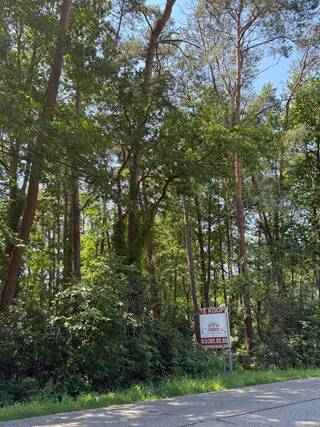 Droom je van dat ene plekje waar alles begint?<br />Zie je de zon al zachtjes door je woonkamer naar binnen glijden, terwijl ruimte en natuur je elke dag verwelkomen?<br />In het groene Sint-Antonius wacht deze prachtige bouwgrond van 1849 m² op jouw verhaal. Met een perceelbreedte van ca. 20 meter, een zuidgerichte oriëntatie en tal van bouwmogelijkheden vormt dit perceel de ideale basis voor een woning die volledig bij jou past.<br />Wat deze plek extra bijzonder maakt? De aanwezige volwassen bomen die niet alleen karakter en charme toevoegen, maar tijdens warme zomerdagen ook voor natuurlijke verkoeling, schaduw en een aangenaam microklimaat zorgen. Een waardevolle luxe in een tijd waarin zomers steeds warmer worden.<br />Een plek waar licht, ruimte en vrijheid samenkomen.<br />Waar dromen vorm krijgen… en waar je straks écht thuiskomt.<br />Hier begint jouw toekomst.<br /><br />Een stedenbouwkundig attest wordt door de huidige eigenaars in overleg aangevraagd.<br />Wg - Gvg - Gmo - Gvkr - Gvv