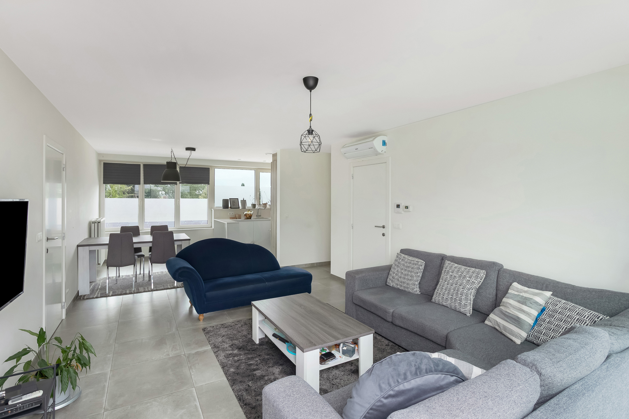 Recent appartement met twee slaapkamers en groot terras. - foto 2