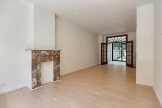 <p><strong><span>Kwalitatief totaal gerenoveerde gezinswoning met 3 slaapkamers op toplocatie in Kessel-Lo</span></strong></p>
<p><span>Ben je op zoek naar een instapklare woning waar je zonder zorgen meteen kan intrekken? Dan is deze prachtig gerenoveerde gezinswoning in Kessel-Lo zeker een bezoek waard.</span></p>
<p><span>De woning onderging een kwalitatieve totaalrenovatie en werd afgewerkt met duurzame materialen en een hedendaagse uitstraling. Binnen geniet je van een lichtrijke leefruimte, een moderne keuken en drie volwaardige slaapkamers. Aansluitend aan de keuken bevindt zich bovendien een extra ruimte die perfect kan dienen als bureau, berging of hobbykamer.</span></p>
<p><span>Achteraan wacht een gezellige, onderhoudsvriendelijke tuin die grenst aan het Paek Michotte. Hier geniet je in alle rust van een groene omgeving, terwijl je toch vlak bij het centrum van Leuven woont.</span></p>
<p><span>De woning heeft een kelder en biedt daardoor heel wat praktische bergruimte. </span></p>
<p><span>De uitstekende ligging, dichtbij winkels, scholen, openbaar vervoer en belangrijke invalswegen, maakt dit de ideale woning voor gezinnen, jonge koppels of iedereen die op zoek is naar een kwalitatief gerenoveerde woning op een centrale locatie.</span></p>
<p>Voor een bezoek of meer info:<br />Bel 0474 38 63 93 of mail naar lotte@immogve.be</p>