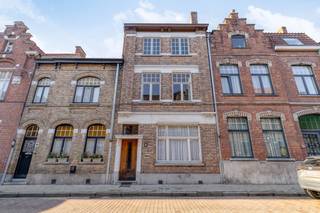 Nabij de Kruispoort (langs de gegeerde Brugse-Mettenstraat) te Sint-Kruis, centraal gelegen aan de stadsrand van Brugge bevindt zich dit verrassend huis te koop op een gunstig georiënteerd perceel van 275m² met 4 ruime slaapkamers (22m2, 22m2, 15m2 & 15m2). Dit huis te koop geniet van een gunstige locatie nabij het commercieel centrum van Sint-Kruis, openbaar vervoer, buurtwinkels, warenhuizen, scholen, sportcentra en met een vlotte verbinding naar Brugge, Damme, Knokke, Maldegem...Indeling:Gelijkvloers (circa 82m²):- Inkomhal (14m²); - lichtrijke woonkamer (50m²); - deels ingerichte keuken (10m²);- berging / wasplaats (8m2) met afzonderlijk wc;- zongerichte buitenruimte (275m²) met terras + tuinhuis.Eerste verdieping (circa 54m²):- Nachthal (7m²);- 2 ruime slaapkamers (22m² & 15m²);- badkamer (10m2).Tweede verdieping (circa 40m2):- Nachthal (4m²);- slaapkamer 3 (15m²);- slaapkamer 4 (22m2).Derde verdieping (circa 15m2):- Zolderberging.Kelderberging (circa 14m2).Dit pand is onderworpen aan de renovatieverplichting van de Vlaamse overheid voor residentiële gebouwen (behoudens bij sloop binnen 5 jaar na de aankoop). Consulteer voor meer informatie de website van het Vlaams Energie- en Klimaatagentschap via https://www.vlaanderen.be/een-woning-kopen/renovatieverplichting-voor-residentiele-gebouwen