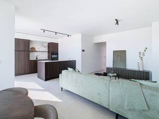 <strong>Moderne halfopen gezinswoning met 3 slaapkamers, ruime tuin en garage</strong><br /><br />Op zoek naar een woning waar comfort, ruimte en uitstraling perfect samenkomen? Deze recente halfopen bebouwing op een perceel van 3a 74ca heeft alles in huis om u meteen te overtuigen.<br /><br />Met een bruto bewoonbare oppervlakte van 148,85 m² geniet u hier van een aangename woonbeleving. De woning straalt hedendaagse klasse uit dankzij haar moderne architectuur en verzorgde afwerking, terwijl de halfopen structuur zorgt voor extra lichtinval en een open, luchtig gevoel.<br /><br />Binnenkomen doet u in een lichtrijke leefruimte waar gezelligheid centraal staat. Grote raampartijen zorgen voor een vlotte verbinding met buiten en laten het daglicht rijkelijk binnenstromen. De open keuken vormt het kloppend hart van de woning en is afgewerkt met een hoogwaardig keramisch werkblad en spatwand. Het ruime keukeneiland met praktische dubbele kastenwand biedt extra opbergruimte en maakt het de ideale plek om te koken én te genieten met familie en vrienden.<br /><br />Op de bovenverdieping vindt u drie volwaardige slaapkamers, perfect voor gezinnen of wie extra ruimte wenst voor een bureau of hobbykamer. De moderne badkamer is uitgerust met een royale inloopdouche en biedt alle comfort voor het dagelijkse leven, aangevuld met een apart toilet.<br /><br />Ook buiten wordt u verwend: de zuidgerichte tuin is volledig omheind en vormt een heerlijke plek om in alle privacy te ontspannen. Het terras nodigt uit tot lange zomeravonden, terwijl de tuinberging zorgt voor extra praktische opbergruimte.<br /><br />Tot slot beschikt de woning over een garage, wat het wooncomfort nog verder verhoogt.<br /><br />Deze woning is volledig instapklaar en tot in de puntjes afgewerkt, inclusief schilderwerken en stijlvolle verlichtingsarmaturen, zodat u zonder zorgen kan verhuizen.<br /><br /><strong>Waarom deze woning een buitenkans is:</strong>
<ul>
<li>Moderne halfopen bebouwing met veel lichtinval</li>
<li>Perceel van 3a 74ca</li>
<li>148,85 m² bewoonbare oppervlakte</li>
<li>3 volwaardige slaapkamers</li>
<li>Hoogwaardige keuken met keramisch werkblad en eiland</li>
<li>Zuidgerichte, aangelegde tuin met omheining en tuinberging</li>
<li>Volledig instapklaar, inclusief schilderwerken en verlichting</li>
<li>Moderne badkamer met inloopdouche</li>
<li>Garage aanwezig</li>
</ul>
<br />Kortom: een instapklare en stijlvolle gezinswoning waar u meteen kan genieten van comfort en kwaliteit.<br /><br />Interesse? Contacteer Valère Vangeel vandaag nog via 0472 323 424 of valere@vestio.com.<br />