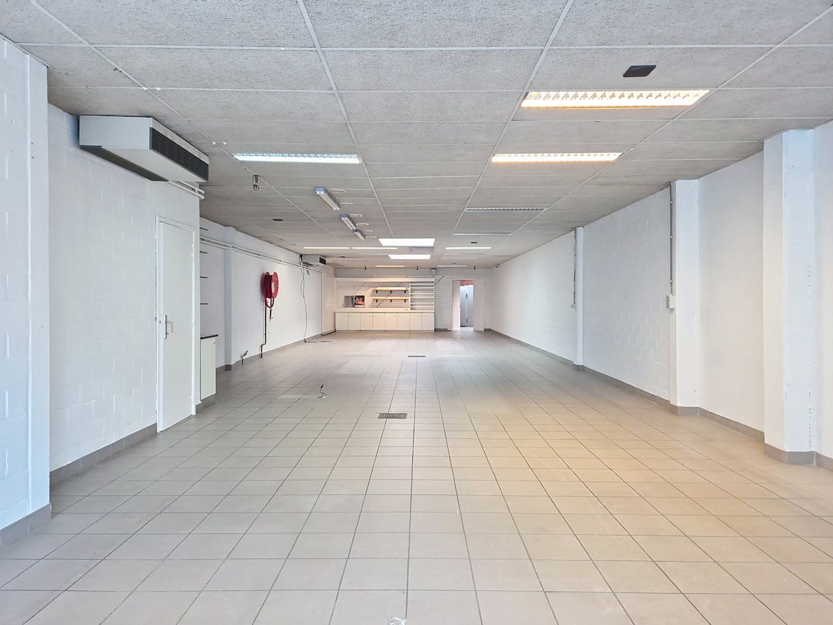 Local commercial facilement accessible (246 m²) à louer à Sint-Amandsberg - photo 1