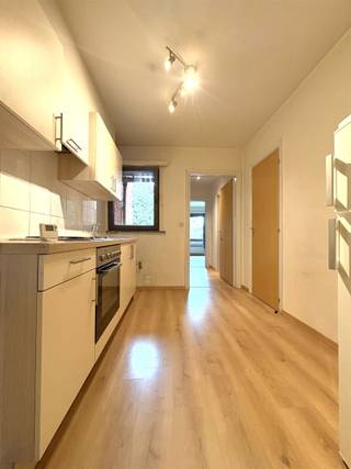 <p><span>Aangenaam 1-slaapkamerappartement met terras in het centrum van Baasrode</span></p><p><span>In </span><span>Baasrode</span><span> bevindt zich dit ruime en goed onderhouden appartement met één slaapkamer en een bewoonbare oppervlakte van maar liefst </span><span>84 m²</span><span>. De woning combineert een aangename leefruimte met een praktische indeling en is ideaal voor wie op zoek is naar comfortabel wonen in een rustige, aangename omgeving.</span></p><p><span>De </span><span>ruime en lichtrijke woonkamer</span><span> vormt het hart van het appartement en biedt voldoende plaats voor zowel een gezellige zithoek als een aparte eethoek. Dankzij de grote leefruimte geniet u hier van een aangenaam gevoel van ruimte en comfort.</span></p><p><span>De </span><span>aparte keuken</span><span> sluit mooi aan bij de leefruimte en biedt voldoende mogelijkheden om extra kastruimte, een werkblad of bijkomende keukentoestellen te voorzien. Vanuit de keuken heeft u toegang tot een </span><span>klein terras</span><span>, ideaal om op een zonnige dag even buiten te zitten.</span></p><p><span>Een bijkomende troef is de </span><span>praktische bergruimte in de keuken</span><span>, waar u gemakkelijk voorraad, huishoudelijke benodigdheden of andere spullen kunt opbergen.</span></p><p><span>Verder beschikt het appartement over een </span><span>ruime slaapkamer, een verzorgde badkamer, een apart toilet en een inkomhal</span><span>. De slaapkamer en badkamer zijn netjes afgewerkt en zorgen samen met de ruime leefruimtes voor een aangenaam wooncomfort.</span></p><p><span>Op het gelijkvloers is het mogelijk een fiets te stallen in de gemeenschappelijke garage.</span></p><p><span>De ligging in </span><span>Baasrode</span><span> is bijzonder praktisch. U woont hier in een rustige en aangename omgeving, terwijl winkels, dagelijkse voorzieningen en openbaar vervoer vlot bereikbaar zijn. Ook de omliggende gemeenten en de verbindingswegen richting </span><span>Dendermonde</span><span> zijn gemakkelijk bereikbaar.</span></p><p><span>Gemeenschappelijke kosten : € 20 per maand</span></p><p><span>Onmiddellijk beschikbaar.</span></p><p><span>Verdere info of een bezoek ter plaatse contacteer Immo twins 052/55.55.55 of info@immotwins.be</span></p>