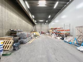 <u><strong>Benaderende bruto-AFMETINGEN: </strong></u><br />Magazijn: 330m²  (28 x 11,78m).<br />Ruim verhard gemeenschappelijk parkeerterrein met slagboom.<br /><br /><u><strong>AFWERKING:</strong></u><br />- Betonnen onstructie <br />- Gevelwanden in betonpanelen<br />- Gepolierde en gewapende betonvloer<br />- Automatische poort (h: 4,55m; b: 6,0m)<br />- Codeklavier<br />- TL-verlichting<br />- Vrije hoogte 7,90m<br /><br /><u><strong>NUTSVOORZIENINGEN:</strong></u><br />Elektriciteit (63A) met tussenteller. Gemeenschappelijk sanitair.<br /><br /><u><strong>TOEGANGSWEGEN</strong></u>:<br />Binnenunit met brede doorgang van en naar de loods binnen een industriële site van 1,5ha.<br /><br /><u><strong>BESTEMMINGSMOGELIJKHEDEN:</strong></u><br />Zone voor milieubelastende industrieën.<br />Opslag, productie, bewerking en verwerking van goederen.<br /><br /><u><strong>LIGGING:</strong></u><br />De loodsen aan Kaaistraat 5 in Kerkhove (deelgemeente van Avelgem) liggen in de Scheldevallei, in een zone met (watergebonden) bedrijvigheid langs de rivier de Schelde. Vlakbij het rondpunt naar N8 (Oudenaardsesteenweg-Brugstraat) en N36 (Bruggesteenweg). E17 bereikbaar binnen ca. 20 minuten rijden.<br /><br /><u>* Bijzonderheden:</u><br />- Beschikbaar 1 juni 2026<br />- Geen gemene kosten !<br />- Weegbrug aanwezig op de site 3 x 18m.<br />- Vermelde prijzen zijn excl. onroerende voorheffing (1m forfaitair), voorschot nutsen (€100/m) en BTW.<br />- Onze referentie op <strong>www.centro.be</strong>: <strong>P0498-P6</strong> of contacteer ons op <strong>050 70 01 02</strong>.