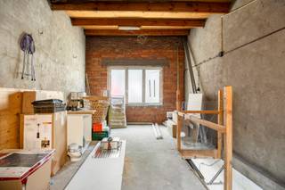 Ce garage fermé situé dans la Van Cromphoutstraat à Wetteren est l'investissement idéal pour ceux qui recherchent un espace de rangement supplémentaire ou un emplacement sécurisé pour leur voiture et/ou leur moto. Grâce à ce garage, vous pouvez vous garer facilement et gratuitement dans le centre de Wetteren, à proximité de la Grote Markt (où le stationnement est payant).<br /><br />AVANTAGES :<br />- Situé dans une rue calme à proximité du centre-ville.<br />- La porte automatique de ce garage fermé protège votre véhicule et/ou votre matériel de la rue.<br />- Le garage est équipé d'un branchement électrique.<br />- Idéal pour les résidents des appartements voisins ne disposant pas de parking privé, les collectionneurs ou ceux qui souhaitent maintenir leur voiture en parfait état.<br />- Le garage dispose d’un étage supplémentaire pouvant servir d’espace de stockage, ainsi que d’une petite terrasse abritée.<br /><br />Contactez Mitch dès aujourd’hui pour une visite et assurez-vous une place de parking sécurisée dans un emplacement de choix.<br /><br />Envoyez un e-mail à mitch.goossens@albert.immo ou appelez le 0470 36 11 85 pour plus d’informations.<br />Chez Albert, vous vous sentez comme chez vous.