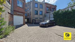 <p><span>Ruime autostaanplaats te koop op een afgesloten parkeerterrein. De autostaanplaats wordt afgeschermd door een automatische poort die met afstandsbediening kan geopend worden.</span></p><p><span> </span></p><p><span>Interessant voor zowel eigen gebruik als investering! Contacteer ons voor meer info.</span></p>