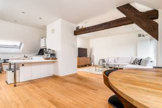 <h3><span>Ruim 2-slaapkamerappartement met autostaanplaats nabij centrum Mechelen</span></h3><p><span>Lichtrijk appartement op de eerste verdieping met privatieve inkomhal. De woning omvat een ruime leefruimte met open keuken, een praktische berging, een badkamer met douche/badcombinatie, wastafel en aansluiting voor wasmachine, en een apart toilet.</span></p><p><span>Daarnaast zijn er twee grote slaapkamers, een bureauruimte of dressing en een gezellig terrasje. Extra opbergruimte is voorzien op de zolderverdieping, bereikbaar via een uittrekbare zoldertrap.</span></p><p><span>Gratis parkeren is mogelijk in de straat, en er is een overdekte autostaanplaats (carport) inbegrepen. Er zijn geen gemeenschappelijke kosten.</span></p><p><span>Het appartement is gunstig gelegen, met een vlotte verbinding naar de R6 en het openbaar vervoer. In de nabije omgeving vind je winkels, scholen en het Tivolipark, ideaal voor wie houdt van rust en toch alles binnen handbereik wil.</span></p><p><span>Onmiddellijk beschikbaar<br />Huurprijs: €1150/maand</span></p><p><span>Bent u een rustig en ordelijk persoon of koppel op zoek naar een instapklaar appartement met aangenaam wooncomfort en een praktische ligging? Dan is dit de ideale woonst voor u!</span></p><p><span>Interesse? Contacteer ons voor meer informatie of voor een bezoekmoment.</span></p>