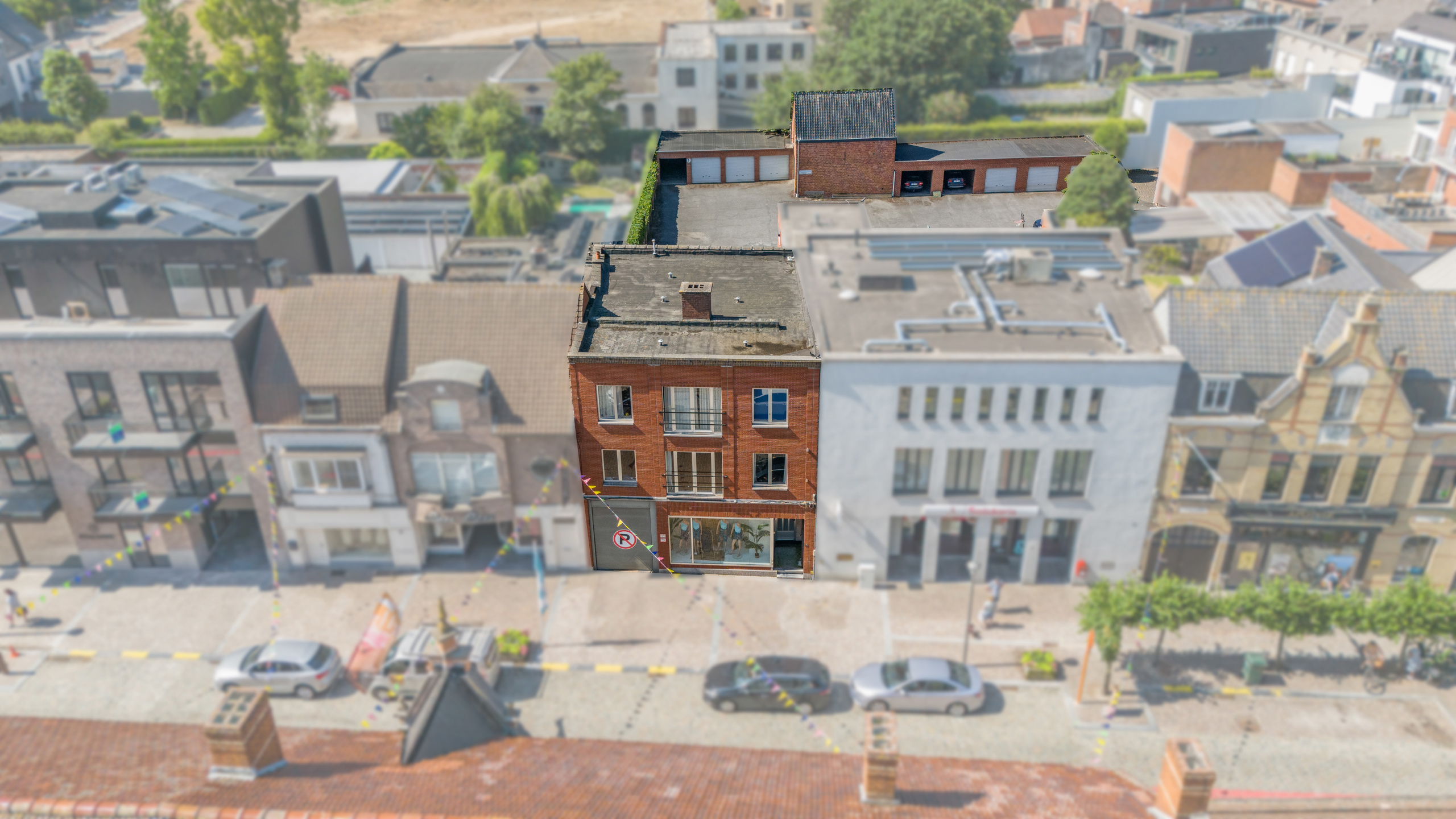 Opbrengsteigendom (winkel + 2 app), parking en 10 garages - foto 1