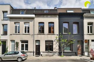 In deze charmante woning waan je je in Zuiderse sferen; denk aan terracotta tegels,  warme kleuren, de lichtinval die door de houten...