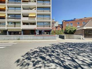 FOR SALE - Looking for a commercial space with garage or the ideal investment for sale in the center of Sint-Niklaas? Then this property is...