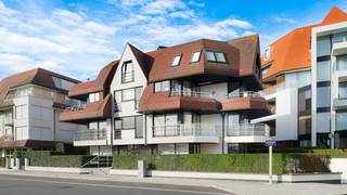<p>In de prestigieuze residentie<span> </span><strong>New Gallery</strong>, gelegen op een absolute toplocatie aan het Albertstrand en genietend van een prachtig zeezicht, bevindt zich dit ruime en lichtrijke appartement met drie volwaardige slaapkamers en één badkamer.</p>
<p>Het royale leefgedeelte baadt in het natuurlijke licht en creëert een aangename, comfortabele woonomgeving met de zee als decor. De residentie verenigt stijl, kwaliteit en een uitzonderlijke ligging, op wandelafstand van het strand, de zeedijk en het bruisende centrum van Knokke.</p>
<p>Voor extra comfort bestaat er de mogelijkheid om één of meerdere parkeergelegenheden aan te kopen. Zo is er een<span> </span><strong>gesloten garagebox beschikbaar voor € 185.000</strong>, een<span> </span><strong>dubbele staanplaats aan € 110.000 per plaats</strong><span> </span>of een<span> </span><strong>tandemstaanplaats voor € 140.000</strong>.</p>
<p>Dit appartement is een uitstekende opportuniteit voor wie op zoek is naar een kwalitatief tweede verblijf aan zee of een stijlvolle permanente woonst op één van de meest gegeerde locaties van Knokke.</p>