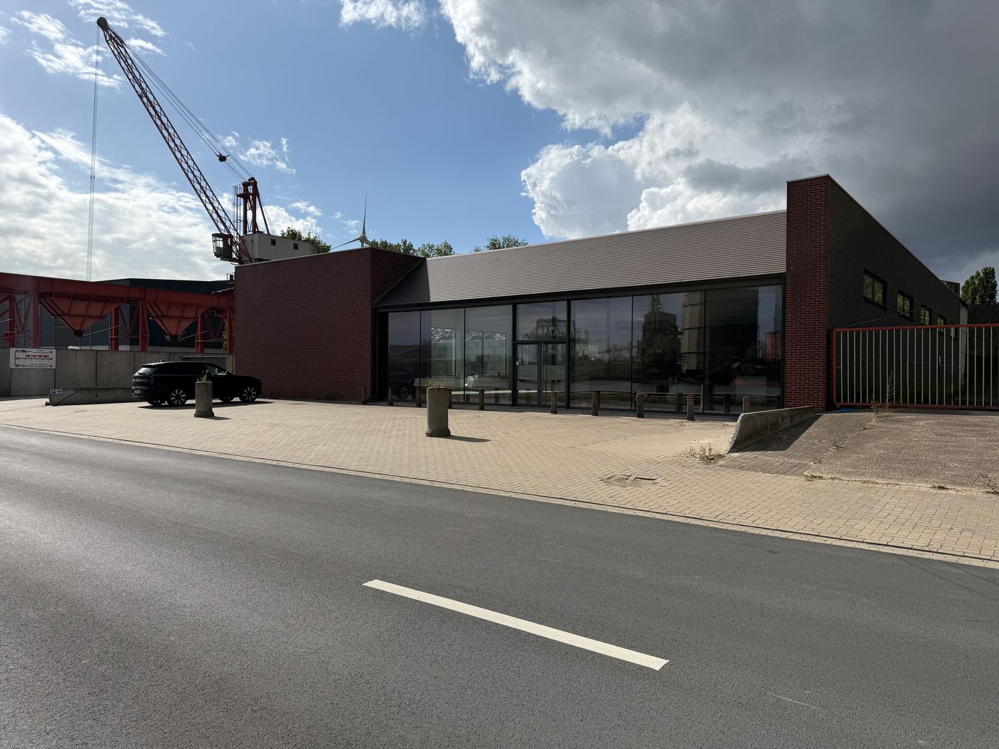 Multifunctioneel bedrijfsgebouw bestaande uit kantoren/showroom/magazijn - photo 4