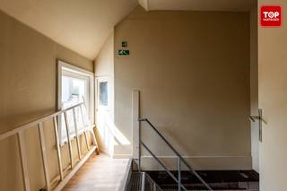Koppelwoning te koop in hartje Eeklo, ideaal als kangoeroewoning of co-housingproject.<br /><br />Deze te renoveren meersgezinswoning bevindt zich op een boogscheut van het centrum van Eeklo. Winkels, openbaar vervoer en scholen liggen vlakbij.<br /><br />De eigendom bestaat uit twee entiteiten:<br /><br />Appartement: 1 slaapkamer, woonkamer, keuken, badkamer en toegang tot de gemeenschappelijke garage.<br /><br />Woning: Woonkamer met eetgedeelte, keuken, één slaapkamer, veranda en badkamer op het gelijkvloers. Op de eerste verdieping bevinden zich nog twee slaapkamers en een zolder die kan dienen als extra slaapkamer of polyvalente ruimte.<br /><br />Buiten geniet je van een ruime tuin van 236 m² met uitzicht op de velden.<br /><br />Contacteer Topvastgoed voor een bezoek!