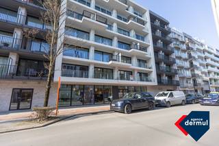 Nabij het hart van Oostende verwelkomen we je in de nieuwbouwresidentie Largo. Dit appartement met 2 slaapkamers is gelegen op de eerste verdieping. Het gebouw is ontworpen met oog voor detail en heeft een tijdloze architectuur. De zon komt door de grote ramen aan de voor- en de achterzijde binnen, waardoor dit appartement baadt in het licht. Het appartement is gelegen vlakbij zee, de haven, de winkels, restaurants, musea en alles wat Oostende te bieden heeft. Het is een slimme investering, of je hier nu zelf komt wonen, een tweede verblijf zoekt of op zoek bent naar een investeringspand. Er zijn ook 2 fietshaken en een kelder voorzien. Verkoop onder BTW stelsel!
