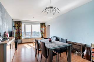 <p><span>Kerkeveldlaan 41 (5e verd.) - Deurne</span></p><p><span> </span></p><p><span>Ideaal startersappartement (49 m²) met 1 slaapkamer in Deurne.</span></p><p><span> </span></p><p><span>Je woont hier op een rustige locatie aan de voet van het Bisschoppenhofpark, terwijl je tegelijk geniet van een uitstekende bereikbaarheid. Dankzij de nabijheid van de Bisschoppenhoflaan en de Ter Heydelaan zijn er tal van openbare vervoersmogelijkheden en bereik je de snelweg in een mum van tijd. Ook velo-stations bevinden zich op wandelafstand.</span></p><p><span>Het appartement is gelegen op de vijfde verdieping van een goed onderhouden gebouw van 7 hoog, waarvan het dak reeds geïsoleerd werd. De vaste kosten bedragen €115/maand en de verwarming is gemeenschappelijk op mazout. In 2014 werden nieuwe PVC-ramen geplaatst en de elektriciteit is conform.</span></p><p><span>Dankzij de hoge ligging geniet je hier van een aangename lichtinval en een open zicht over de omgeving. Het appartement omvat een lichtrijke woonkamer (25 m²), een aparte keuken (4 m²) met basisuitrusting, een slaapkamer (12 m²) en een badkamer (4 m²) met douchecabine, toilet, handdoekdroger en lavabomeubel.</span></p><p><span>Tot slot zijn er nog een privatieve kelderberging en een gemeenschappelijke fietsenstalling aanwezig.</span></p><p><span>Ben je op zoek naar een betaalbaar startersappartement of een interessante investering op een goed bereikbare locatie? Mis deze kans niet! Bewoonbare opp. 49 m² – ref.: bruto vloeropp. Voor meer info of een gratis schatting surf naar </span><span><span>www.hansimmo.be</span></span></p><p><span> </span></p>