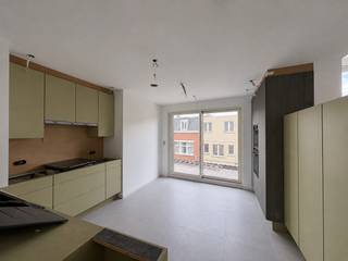 <p>Ideally located in Ghent, within walking distance of <strong>Ghent-Sint-Pieters station</strong>, this <strong>exceptional and high-quality finished duplex apartment</strong> offers the perfect combination of <strong>accessibility, space, and contemporary living comfort</strong>.</p><p>Currently in its finishing phase, the property is being completed using <strong>premium materials and refined finishes</strong>, resulting in a <strong>move-in ready and future-proof home</strong>.</p><p> </p><p>The upper level forms the heart of the apartment and features an <strong>impressive split-level living space</strong>. On the lower level of this floor, you will find a <strong>fully equipped, high-end kitchen</strong> with a sleek and modern design. A few steps up lead you into the <strong>bright and spacious living room</strong>, where <strong>large windows provide abundant natural light and an open, airy feel</strong>.</p><p>Adjacent to the living area are <strong>two pleasant terraces</strong>, offering <strong>additional outdoor space and a unique living experience</strong>.</p><p>This floor also includes a <strong>practical storage room and a guest toilet</strong>.</p><p> </p><p>The lower level of the duplex accommodates the night area, consisting of <strong>three full-sized bedrooms</strong>. One of the rooms can also be used as a <strong>home office or additional storage space</strong>. The bathroom will be <strong>stylishly finished</strong> and equipped with a <strong>walk-in shower and double washbasin</strong>.</p><p>Additionally, this floor features a <strong>second separate toilet</strong> and provides access to a <strong>third terrace</strong>, making this duplex <strong>truly exceptional within its segment</strong>.</p>