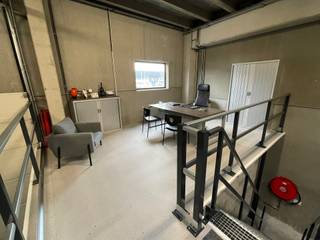 Magazijn 210 m2 met sanitair en bureau ruimte te koop in KMO Park De Hulst