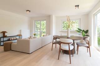 Appartement d'angle de deux chambres magnifiquement rénové à vendre sur la place Princesse Clementina, dans la résidence de Wimbledon. La mer et la plage sont accessibles à pied, tandis que la gare centrale et le centre-ville sont facilement accessibles à vélo, à pied ou en transports en commun.<br /><br />Disposition : <br />- hall d'entrée <br />- un espace de vie lumineux avec accès à un balcon<br />- cuisine équipée d'un évier, d'un réfrigérateur, d'un four combiné, d'un lave-vaisselle et d'une plaque vitrocéramique<br />- salle de bain avec vasque avec armoire à glace, douche à l'italienne et armoire murale <br />- chambre 1 (12m²)<br />- chambre 2 (14 m²)<br />- débarras avec raccordement pour machine à laver<br /><br />Avantages : <br />- appartement lumineux<br />- vue dégagée sur la place Princesse Clementina <br />- situation centrale, à proximité des commerces et des transports en commun<br /><br />Vous recherchez un appartement d'angle magnifiquement rénové avec une vue dégagée ? Contactez-nous pour prendre rendez-vous sur place. <br /><br />Registre des mesures: en cours de demande