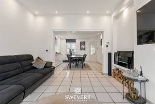 Interesse? Meer informatie op www.SWEVERS.be. - Dit instapklare rijhuis aan de Lommelsesteenweg 189 in Leopoldsburg combineert de charme van 1937 met recente renovaties uit 2018 en 2020. Met een bewoonbare oppervlakte van 176 m² biedt de woning een lichtrijke living, een praktische keuken, drie ruime slaapkamers en een moderne badkamer. Extra troeven zijn de grote zolder van 30 m² met vaste trap, die makkelijk kan worden ingericht als extra slaapkamer of hobbyruimte, en de vrijstaande garage van 40 m² die nu dienstdoet als opslagruimte. Het perceel van 352 m² biedt bovendien nog bijkomende opbergmogelijkheden.<br /><br />De ligging is centraal en gunstig: openbaar vervoer op 100 meter, scholen, winkels en restaurants binnen 1 km, en de snelwegen op 10 km afstand. Tegelijk geniet u van de groene omgeving met onder meer Nationaal Park Bosland en de unieke fietsbeleving ‘Fietsen door de bomen’ vlakbij.<br /><br />Dit instapklare rijhuis combineert ruimte, charme en een centrale ligging met de luxe van zorgeloos wonen. Bent u op zoek naar een warme thuis waar u meteen uw intrek kunt nemen en die bovendien toekomstgerichte mogelijkheden biedt? Dan is dit huis beslist een bezoek waard. Plan snel een bezichtiging en laat je betoveren door de unieke sfeer van deze woning! Wij helpen je maar al te graag verder tijdens een persoonlijke rondleiding. tel. 011 255 155. Bron bewoonbare oppervlakte: EPC – verslag.