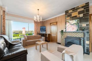 <p>In het centrum van Anzegem, op wandelafstand van winkels, scholen en openbaar vervoer, bevindt zich deze te renoveren woning. De ligging combineert een vlotte bereikbaarheid met een aangenaam open gevoel dankzij het mooie uitzicht, zowel vooraan als achteraan. Een zeldzame combinatie voor wie centraal wil wonen en toch wil genieten van ruimte en zicht.</p>

<p><strong>Over de woning</strong><br />Deze woning is gebouwd met een stevige constructie en biedt een goede basis voor renovatie. De ruimtes zijn logisch ingedeeld en genieten van veel lichtinval. Met de nodige opfrissing kan je hier een comfortabele gezinswoning van maken, volledig naar eigen smaak. De aanwezigheid van een inpandige garage, veranda en tuin zorgen voor extra troeven.</p>

<p><strong>Indeling</strong></p>

<ul><li>Gelijkvloers: inkomhal met apart toilet, woonkamer met aansluitend de gerenoveerde keuken, toegang tot de kelder, berging, inpandige garage en lichtrijke veranda met zicht op de tuin.</li><li>Eerste verdieping: nachthal, 3 ruime slaapkamers, badkamer en toegang tot de zolder.</li><li>Extra: boven de garage is er nog een bijkomende ruimte die kan dienen als extra slaapkamer, hobbyruimte of berging.</li></ul>

<p><strong>Kenmerken &amp;amp; troeven</strong></p>

<ul><li>Stevige basis voor renovatie</li><li>3 ruime slaapkamers + extra ruimte mogelijk</li><li>Lichtrijke veranda en aangename tuin</li><li>Inpandige garage en praktische bergruimtes</li><li>Mooi open zicht voor- en achteraan</li><li>Centrale ligging in het hart van Anzegem</li><li>Gerenoveerde keuken</li></ul>

<p>Meer informatie? Contacteer Maxime De Baere 0491/92.11.86</p>