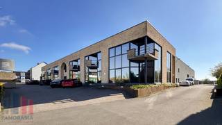 Bâtiment d'entreprise indépendant idéalement situé sur un terrain de 5 905 m², comprenant des espaces de stockage, des bureaux, deux appartements et un logement de concierge.<br /><br />L'espace de stockage de 1 750 m² est constitué d'une structure robuste en acier et en béton avec un revêtement de façade métallique et est équipé, entre autres, de lanterneaux, de coupoles de désenfumage, d'un raccordement électrique de 40 A 3x400 N, d'un raccordement au gaz, d'un système de chauffage et bénéficie d'une hauteur libre de 6 mètres (925 m²) et de 3,50 mètres (825 m²). La zone inférieure se trouve sous l'étage des bureaux et peut éventuellement être aménagée si une hauteur totale de 6 m est souhaitée. De plus, le bâtiment est équipé de 5 portes sectionnelles, dont 2 à l'arrière (3 m de largeur x 3 m de hauteur), 1 sur la façade latérale gauche (3 m de largeur x 3 m de hauteur) et 2 sur le côté droit (4 m de largeur x 4 m de hauteur).<br /><br />Les bureaux, d'une superficie de 1 400 m², sont équipés de double vitrage, d'un éclairage combinant lampes fluorescentes et LED, d'un chauffage au gaz et de diverses installations sanitaires. <br /><br />Les logements, comprenant deux appartements de 115 m² et 110 m² ainsi qu'un logement de concierge de 125 m², sont entièrement équipés et disposent des autorisations nécessaires.<br />De nombreuses places de stationnement sont disponibles sur le terrain.<br /><br />Idéal pour un utilisateur final, mais également une opportunité d'investissement très intéressante grâce aux revenus locatifs existants et au potentiel de location supplémentaire.<br />Actuellement, le bien est loué et génère un revenu locatif annuel d'environ 345 000 €, tandis que les espaces encore disponibles offrent un potentiel de loyer total d'environ 380 000 € par an.<br /><br />Contactez PANORAMA B2B pour obtenir des informations (techniques) complémentaires, des plans ou organiser une visite sans engagement au 0477 07 30 30.