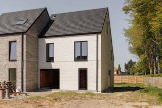 Zoek jij een energiezuinige nieuwbouwwoning op een ideale locatie?<br /><br />Bekijk dan even deze <strong>fraaie halfopen bebouwing</strong> in Gistel. De woning maakt deel uit van ons bouwproject aan de Madeliefjesstraat. Een rustige kindvriendelijke groene ligging dicht bij het centrum en alle voorzieningen.<br /><br />Het is een <strong>zeer energiezuinige woning</strong> die in enkele maanden woonklaar kan worden afgewerkt, met de keuken, badkamer, vloer- &amp; wandtegels van jouw keuze. Onze klantenbegeleider staat klaar om alles voor jou te regelen. <br /><br />Deze ruime gezinswoning heeft een optimale indeling met o.m. een lichtrijke leefruimte, ingerichte eilandkeuken en badkamer, tuin met gezellig terras, <strong>4 slaapkamers én een garage.</strong>   <br /><br />Geothermische warmtepomp, vloerverwarming, ventilatie met warmterecuperatie en zonnepanelen zijn voorzien. Ook de aanleg van het terras, de oprit en tuinomheining is inbegrepen.