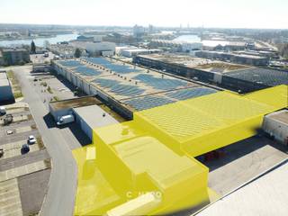 <u><strong>Benaderende OPPERVLAKTEN:</strong></u><br /><strong>Bewoonbare oppervlakten (glv. + 1°V)</strong>
<ul>
	<li>Logistiek magazijn (± 2.685m²) voorzien van 2 laadkaden en 2 sectionaalpoorten</li>
	<li>2 afzonderlijk verhuurde KANTOORRUIMTEN (234m² en 320m²)</li>
</ul>
Voorzien van afzonderlijke inkomdeur en private parkeergelegenheid (525m²) op het terrein.<br /><br /><strong>Totale grondoppervlakte: </strong>3.600m²<br /><br /><u><strong>AFWERKING: </strong></u><br /><em><strong>Magazijn</strong></em>: Solide betonnen constructie met mooie overspanning, voorzien van een betonnen dak met roofing, vrije hoogte: 6m, tl-verlichting.<br /><em><strong>Kantoorruimten:</strong></em><br /><u>Gelijkvloers</u>: Afzonderlijke inkom met trap<br /><u>Eerste verdieping</u>: bevloering in keramische tegels, voorzien van vloerdozen (elektriciteit en databekabeling), verlaagd plafond met ingewerkte LED-verlichting, dubbele (isolerende) beglazing met aluminium schrijnwerk, wanden bepleisterd en geschilderd.<br /><br /><u><strong>OPBRENGST:</strong></u><br />Totale jaaropbrengst: € 144.000,- (excl. kosten ten laste van de huurder, waaronder gemene delen en onroerende voorheffing).<br /><br /><u><strong>NUTSVOORZIENINGEN</strong></u>:<br />Elektriciteit (drijfkracht), stadswater, telefonie/internet, netwerkbekabeling, AIRCO (kantoren).<br />Alle entiteiten zijn voorzien van afzonderlijke tellers voor stadswater en elektriciteit!<br /><br /><u><strong>LIGGING:</strong></u><br />- Op industriezone "Herdersbrug"<br />- Vlotte bereikbaarheid via Expresweg Brugge, E40/E403 en A11.<br /><br /><u>* Bijzonderheden:</u><br />- Onze referentie op <strong>www.centro.be</strong>: <strong>Q0761 - T</strong>