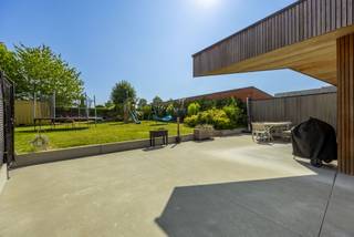 Bent u op zoek naar een ruime, instapklare woning met een zonnige tuin en een topligging in het centrum van Zwevegem? Deze stijlvolle...