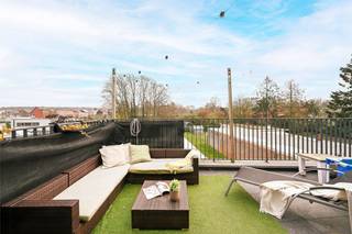 - Een uitgebreide omschrijving van dit appartement kan u terugvinden op www.koosi.be -Dit recente dakappartement is gelegen in de Albert-Louisastraat, een rustige eenrichtingsstraat in het hart van het levendige centrum van Putte-Kapellen.Het appartement is recent gebouwd, beschikt over een gunstig EPC en omvat onder andere een lichtrijke leefruimte met open keuken, twee slaapkamers, een badkamer en een ruim terras.Daarnaast is er de mogelijkheid om de achtergelegen garagebox mee aan te kopen.Dit is een ideaal appartement voor starters, koppels of jonge gezinnen. Momenteel is het verhuurd, wat het ook interessant maakt als opbrengsteigendom.- Interesse of vragen? stef@koosi.be -