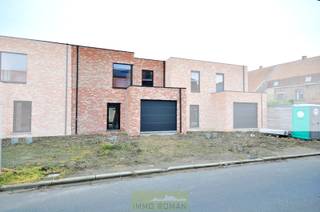 Deze nieuwbouwwoning is gelegen in de<strong> nabijheid van het centrum van Avelgem</strong>, met tal van lokale handelszaken, scholen en openbaar vervoer. Op wandelafstand van de Schelde, kortom een ideale combinatie tussen rust en comfort!<br /><br />Op deze locatie worden u <strong>5 gesloten bebouwingen</strong> aangeboden, waarbij u als koper de keuze heeft om deze ofwel casco ofwel afgewerkt aan te kopen. <br /><br /><strong>Indeling</strong> gaat als volgt: inkomhal, gastentoilet, woon- en eetkamer met open keuken, berging/wasplaats en een inpandige garage. De bovenverdieping bestaat uit een overloop, een badkamer en <strong>4 slaapkamers</strong>. Verder geniet deze woning van een <strong>volledig omheinde tuin</strong>.<br /><br />LANCERINGSACTIE: De eerste koper binnen dit project krijgt een gratis laadpaal aangeboden.<br /><br />Prijzen casco excl. BTW , registratie en andere kosten.<br />Interesse? Contacteer Els 0478 61 64 34 of els@immoroman.be