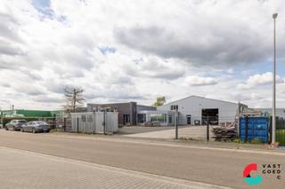 Multifunctionele industriehal met kantoren op de industriezone "Bosstraat" te Hamont-Achel. Het terrein heeft een totale oppervlakte van 31 are 32 ca. Vooraan het gebouw heeft u voldoende parkeermogelijkheden voor auto's en vrachtwagens.<br />De bedrijfshallen dateren van 1990 en zijn afgewerkt met industriële damwanden en het dak bestaat geïsoleerde plaatstalen wanden. Tevens is er een grote sectionaalpoort met een hoogte en breedte van 4m. De verwarming is voorzien op gas met warme luchtblazers en radiatoren voor de kantoren.<br /><br />Het kantoorgebouw heeft een grondige renovatie gehad in 2008. <br />De indeling van het kantoorgebouw kan u eenvoudig naar eigen voorkeur wijzigen.<br /><br />INDELING:<br />Totaal van het bedrijf gelijkvloers - netto beschikbare ruimte: 1.216,70 m²<br />KANTOORGEDEELTE: (284,90m²)<br />+ Inkomhal (63 m²)<br />+ Besprekingsruimte (15,80 m²)<br />+ Receptie (15,8 0 m²)<br />+ Bureelruimte 1 (20,90 m²)<br />+ Bureelruimte 2 (20,90 m²)<br />+ Bureelruimte 3 (20,90 m²)<br />+ Bureelruimte 4 (21 m²)<br />+ Bureelruimte 5 (33,20 m²)<br />+ Refter (39,20 m²)<br />+ Sanitaire groep (17,80 m²)<br />+ Hal met trap naar de verdieping (16,30 m²)<br /><br />BEDRIJFSHALLEN: (931,80 m²)<br />+ Kleedruimte met douches en wc's en cv-ruimte (33,90 m²)<br />+ Bureel werkplaats (10 m²)<br />+ Gang (27,90 m²)<br />+ Reparatieruimte (54,20 m²)<br />+ Werkplaats 1 (214,70 m²)<br />+ Werkplaats 2 (335 m²)<br />+ Magazijn (143,80 m²)<br />+ Verzending- / ontvangstruimte (47,80 m²) <br />+ Monteurs/ garage (64,50 m²)<br />+ Overkapping (niet vergund) <br /><br />EERSTE VERDIEPING KANTOORGEBOUW (161,60 m²)<br />+ Kantoorruimte (53,60 m²)<br />+ Archiefruimte (10,50 m²) <br />+ Vergaderzaal (79,50 m²)<br />+ Overloop (18 m²)<br /><br />Bent u opzoek naar een gunstig gelegen bedrijfshal en kantoorgebouw met diverse mogelijkheden? <br />Neem contact met ons op en we helpen u graag verder.