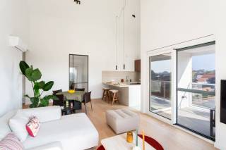 In het rustige Begijnhof van Stabroek bevindt zich dit stijlvol en energie-efficiënt appartement op de tweede verdieping van een kleinschalige residentie. Een lift brengt u rechtstreeks van de kelder of het gelijkvloers tot aan de inkomdeur.<br /><br />De leefruimte geniet van een bijzonder ruimtelijk gevoel dankzij een plafondhoogte van 5 meter en een afwerking met massieve eiken parket. De open keuken is uitgerust met hoogwaardige inbouwtoestellen: een Quooker-kraan, Miele oven en stoomoven, vaatwasser, en een Bora inductiekookplaat met geïntegreerde dampkap. Het werkblad in keramische travertijn is onderhoudsvriendelijk én esthetisch sterk.<br /><br />De badkamer is afgewerkt in dezelfde keramische travertijnlook en voorzien van een uitgekapte inloopdouche en een half vrijstaand ligbad. De afwerking van vloer tot plafond zorgt voor een uniforme, rustige uitstraling.<br /><br />Er zijn twee volwaardige slaapkamers, beide voorzien van elektrische Veluxramen die natuurlijke lichtinval en comfort optimaliseren. Zowel de slaapkamers als de leefruimte beschikken over airconditioning.<br />Extra comfort wordt geboden door zonwerende screens in de leefruimte en badkamer, en op maat gemaakte vliegenramen in heel het appartement. Recent schilderwerk en een volledige afwerking met stijlvolle verlichting maken deze woning volledig instapklaar.<br /><br />Bij het appartement horen twee autostaanplaatsen met laadpunt (à €27.500 per stuk), en een privatieve, afgesloten garagebox met sectionaalpoort (€37.500).<br /><br />Interesse?<br />Contacteer LISTED voor een bezoek: +32 3 283 51 51.<br />