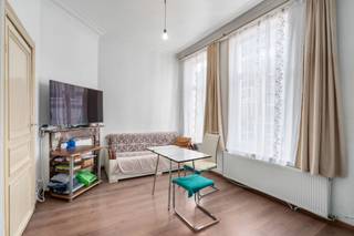In Schaarbeek bevindt zich deze ruime woning van 154 m² (volgens EPC), verdeeld over 4 niveaus.<br /><br />Op het gelijkvloers vindt u een verhuurde studio, ideaal als extra opbrengst. De eerste verdieping omvat de leefruimte met uitgeruste keuken en douchekamer. De bovenverdiepingen bieden 4 slaapkamers en een tweede douchekamer.<br /><br />Divers: Dubbele beglazing in PVC, elektriciteit conform (3 elektriciteitsmeters), stedenbouwkundige inlichtingen en kadastrale gegevens aanwezig, verwarming op aardgas (2 gasmeters), kelder aanwezig.<br /><br />Deze eigendom combineert ruimte, functionaliteit en opbrengstpotentieel, waardoor het een uitstekende opportuniteit is voor zowel eigen bewoners als investeerders.<br /><br />