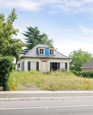 <p><span>Waasmunster - This spacious detached home with a large garden is situated in a prime location in Waasmunster, offering an attractive opportunity for those looking for a home with plenty of potential and the chance to renovate it entirely to their own taste.</span></p><p><span>Here are some of its highlights:</span></p><ul><li><span>Spacious lot of approx. 971 m²</span></li><li><span>Living area of approx. 166 m²</span></li><li><span>Detached home with plenty of possibilities</span></li><li><span>3 bedrooms</span></li><li><span>Full basement with garage and additional storage space</span></li></ul><p><span>The home features, on the ground floor, a spacious entry hall, a multipurpose room, a bright living area, a kitchen, the first bedroom, and a bathroom. The kitchen provides access to a practical storage area and the sun terrace. The first floor features two more spacious bedrooms and an additional storage area under the roof.</span></p><p><span>In addition, the home features a full basement with a spacious garage of approximately 36 m² and additional storage space.</span></p><p><span>The home requires further renovation, but thanks to its spacious areas, open floor plan, and large lot, it offers an excellent foundation for anyone looking for a renovation project with future potential. Furthermore, part of the roof has already been replaced. </span></p><p><span>The location is an added bonus. You’ll be close to the center of Waasmunster, shops, schools, and public transportation, with easy access to surrounding municipalities and major thoroughfares.</span></p><p><span>Are you looking for a spacious renovation home in a prime location in Waasmunster? Then contact us soon to schedule an on-site visit.</span></p><p><span>Asking price: 399,000 euros</span></p>