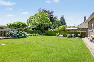 In het landelijke Sint-Pieters-Kapelle bieden wij u deze zeer verzorgde, solide en uitstekend onderhouden villa in bungalowstijl aan.
Op het gelijkvloers bevinden zich een ruime inkomhal, een lichtrijke leefruimte met open haard, een grote woonkeuken met rechtstreekse toegang tot de tuin, drie ruime slaapkamers en een volledig vernieuwde badkamer.
De royale zolder biedt nog tal van uitbreidingsmogelijkheden. In de inkomhal is voldoende ruimte voorzien voor het plaatsen van een vaste trap.
De woning is volledig onderkelderd en beschikt over een garage, een atelier, een provisiekelder en een kruipkelder.
Buiten geniet u van een prachtige, zuidgerichte tuin met zonnig terras en tuinhuis. Een bijzonder aangename woning voor wie houdt van ruimte, comfort en rustig landelijk wonen.