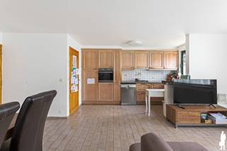 <p><strong>3 slaapkamerappartement in kleinschalig gebouw op de bovenste verdieping.</strong><br /><br />Centraal gelegen op wandelafstand van Antwerpse Steenweg met winkels, openbaar vervoer en vlotte verbinding naar Antwerpen. Verschillende groene zones en recreatiemogelijkheden bevinden zich op korte afstand, waaronder het prachtige Hobokense Polder, een uniek natuurgebied toegankelijk voor wandelaars en fietsers.<br /><br />Indeling: Inkomhal met gastentoilet, leefruimte ca. 22 m² op tegelvloer met deels open keuken (ingebouwde koelkast/diepvries en gasvuur), berging met plaats voor wasmachine/droogkast. Op te frissen badkamer met ligbad en lavabo, 3 compacte slaapkamers op tegel. CV op gas.<br /><br /><span><strong>Extra informatie:</strong></span><br />- EPC-label C 213 kWh/m²/j;<br />- Elektrische installatie niet conform;<br />- Kleinschalig gebouw;<br />- Rolluiken;<br />- Appartement wordt momenteel verhuurd. De huurders hebben opgezegd.</p>