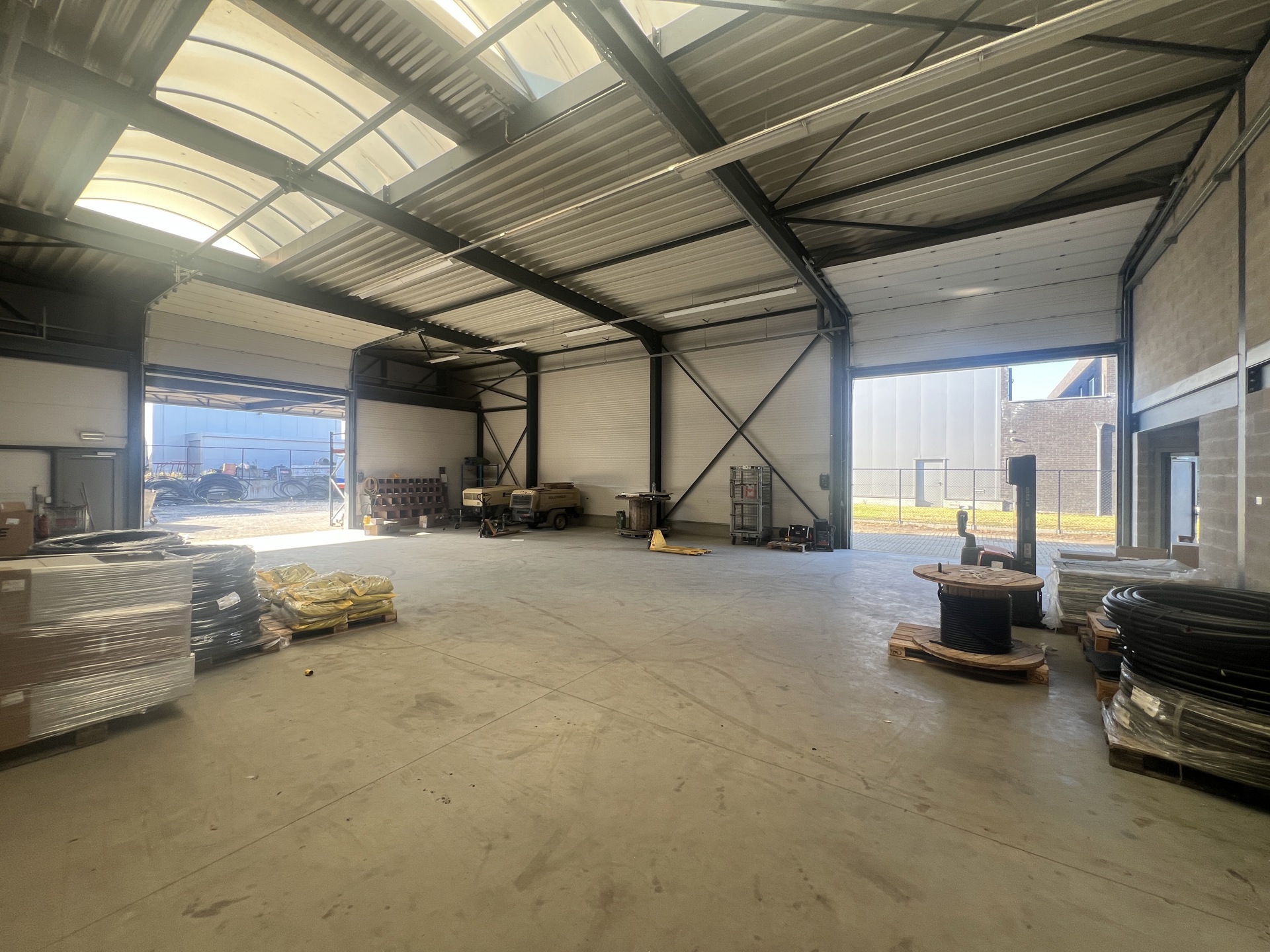 MULTIFUNCTIONEEL BEDRIJFSGEBOUW MET APPARTEMENT EN BUITENTERREIN - foto 4