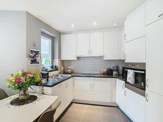 Ontdek deze prachtige, instapklare duplex op een toplocatie in Brugge, op slechts enkele minuten wandelen van het historische stadscentrum. Ideaal voor wie op zoek is naar een combinatie van modern comfort en de charme van de stad.<br /><br />Indeling (58,8m² netto oppervlakte): <br />Glvl.: inkomhal met mogelijkheid voor een vestiaire<br /><br />1°V.: <br />- woonkamer <br />- open keuken voorzien van keramische kookplaat, dampkap, oven, microgolf, frigo, diepvries, dubbele spoelbak en vaatwasser<br />- apart toilet <br />- aansluiting wasmachine voorzien in de ingemaakte kastruimte <br />- terras (5m²). <br /><br />2°V.: <br />- slaapkamer met<br />- aansluitende dressing<br />- badkamer voorzien van ligbad met douchescherm, spiegelkast, lavabo in meubel en toilet<br /><br />Troeven:<br />- ruime en lichte woonkamer<br />- volledig uitgeruste open keuken <br />- gelegen in een rustige straat <br /><br />Bestuursmaatregelen in het maatregelenregister: in aanvraag