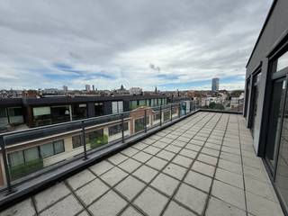 Knappe penthouse, gelegen in de buurt van de Dansaertwijk en de Erasmushogeschool, bestaande uit: inkomhall met berging en aparte wc, mooie open leefruimte (vloerverwarming) met volledig ingerichte keuken en toegang tot een terras met uniek zicht op Brussel, 1 slaapkamer met bijhorende douchekamer. Het appartement beschikt over een overdekte autostaanplaats en een indivduele kelder. Lasten: 175 EUR/mnd (omvattende onderhoud en elektriciteit gemene delen en lift). EPC: C.