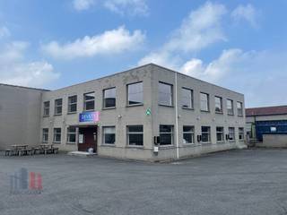 Fantastisch gelegen kantoorruimte met een oppervlakte van 648 m² ( 2 x 324 m² ) en ruime parkeergelegenheid te huur in Waardamme.Het lichtrijke...