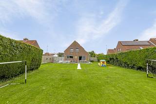 Discover this beautiful villa for sale, ideally located in a quiet residential area in Lissewege. With a smooth connection to the roads...