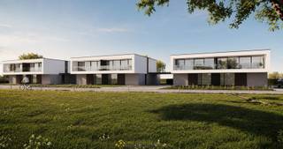 <strong>LUXUEUS NIEUWBOUWPROJECT</strong> met royale woonoppervlakte, <strong>DUURZAME TECHNIEKEN</strong> en een <strong>UITSTEKENDE BEREIKBAARHEID</strong> in Oosterzele. Dit exclusief project omvat <strong>VIJF HOOGWAARDIGE WONINGEN</strong> met een <strong>PRACHTIG UITZICHT OVER DE LANDELIJKE OMGEVING</strong>. Elke woning beschikt over een <strong>BEWOONBARE OPPERVLAKTE VAN 208 M²</strong>, <strong> AANGELEGDE TUIN</strong>, carport, tuinberging van 15 m² en twee terrassen van telkens 16 m² op zowel het gelijkvloers als de verdieping. Bij de bouw wordt sterk ingezet op kwaliteit en energiezuinig wonen dankzij <strong>ZONNEPANELEN, VLOERVERWARMING EN EEN LUCHT-WATER WARMTEPOMP</strong>. Tenslotte geniet u hier van de rust en het <strong>GROENE KARAKTER VAN DE BUURT</strong>, terwijl <strong>GENT EN ZOTTEGEM</strong> dankzij de nabijheid van belangrijke invalswegen vlot bereikbaar zijn. Ook <strong>PENDELAARS</strong> vinden hier een ideale uitvalsbasis met het <strong>STATION VAN BALEGEM-ZUID</strong> op slechts 850 meter.<br /><br /><span><strong>Prijs exclusief BTW en kosten. Verkoop onder het BTW-stelsel. Mogelijkheid tot <u>aankoop aan 6% BTW</u> indien voldaan wordt aan de wettelijke voorwaarden.</strong></span><br /><br />Adres: Boerenstraat lot 1-5 te Oosterzele