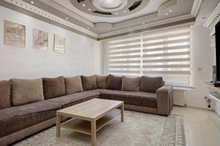<p><span>Op zoek naar een ruime gezinswoning met volop mogelijkheden? Deze verzorgde woning in Hemiksem biedt maar liefst vijf slaapkamers, twee badkamers en een heerlijke diepe tuin. Een ideale thuis voor een gezin dat ruimte en comfort belangrijk vindt! Een ruime en veelzijdige gezinswoning waar iedereen zijn eigen plekje kan vinden. Ontdek zelf de mogelijkheden en laat u verrassen door de ruimte die deze woning te bieden heeft!</span></p><p><span>Bij het binnenkomen wordt u verwelkomd in een verzorgde inkomhal. De ruime leefruimte bevindt zich aan de straatkant en biedt plaats aan zowel een gezellige zithoek als een aangenaam eetgedeelte. Aansluitend vindt u de moderne, witte keuken, uitgerust met alle nodige toestellen en voorzien van een frisse, tijdloze uitstraling.</span></p><p><span>Op het gelijkvloers bevindt zich bovendien een eerste kamer, die flexibel kan worden ingericht als slaapkamer, thuiswerkkantoor, hobbyruimte of speelkamer. Daarnaast is er een badkamer met douche en toilet en een praktische berging.</span></p><p><span>Achteraan wacht een diepe tuin, een fijne plek waar kinderen naar hartenlust kunnen spelen en ravotten, terwijl u zelf geniet van het buitenleven.</span></p><p><span>Op de eerste verdieping zijn er twee ruime slaapkamers en een tweede badkamer met douche en toilet. Op de tweede verdieping bevinden zich nog eens twee extra slaapkamers. Dankzij deze indeling is er volop ruimte voor een groot gezin, logeerkamers, een bureau of hobbyruimtes.</span></p><p><span>De woning beschikt bovendien over een droge kelder, ideaal als extra bergruimte.</span></p><p><span> </span></p><p><span>Bijzonderheden</span><span>:</span></p><p><span>EPC Energielabel D - 384 kwh/(m² jaar)</span></p><p><span>Geen renovatieplicht</span></p><p><span>CV op gas</span></p><p><span>Er is overal dubbele beglazing met PVC-kader</span></p><p><span>P-score: A</span></p><p><span>G-score: A</span></p>
