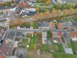 Twee percelen in woonzone op een ideale locatie voor wie rustig wil wonen maar ook alle voorzieningen binnen handbereik wenst!In de Dr. De Drijverestraat vindt u deze twee percelen grond met een totale oppervlakte van 473m². Een mooie kans voor wie op zoek is naar een plek om een eigen woning te realiseren.Op wandel-en fietsafstand vind je scholen, supermarkten, winkels en sportfaciliteiten. Dankzij de nabijgelegen verbindingswegen en vlotte busverbindingen bevind u zich snel in het centrum en andere omliggende gemeenten. Contacteer ons voor meer informatie - we helpen u graag verder!